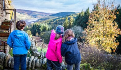 Lockerbrook Farm and the memorial to Tip the loyal collie on Howden Moor