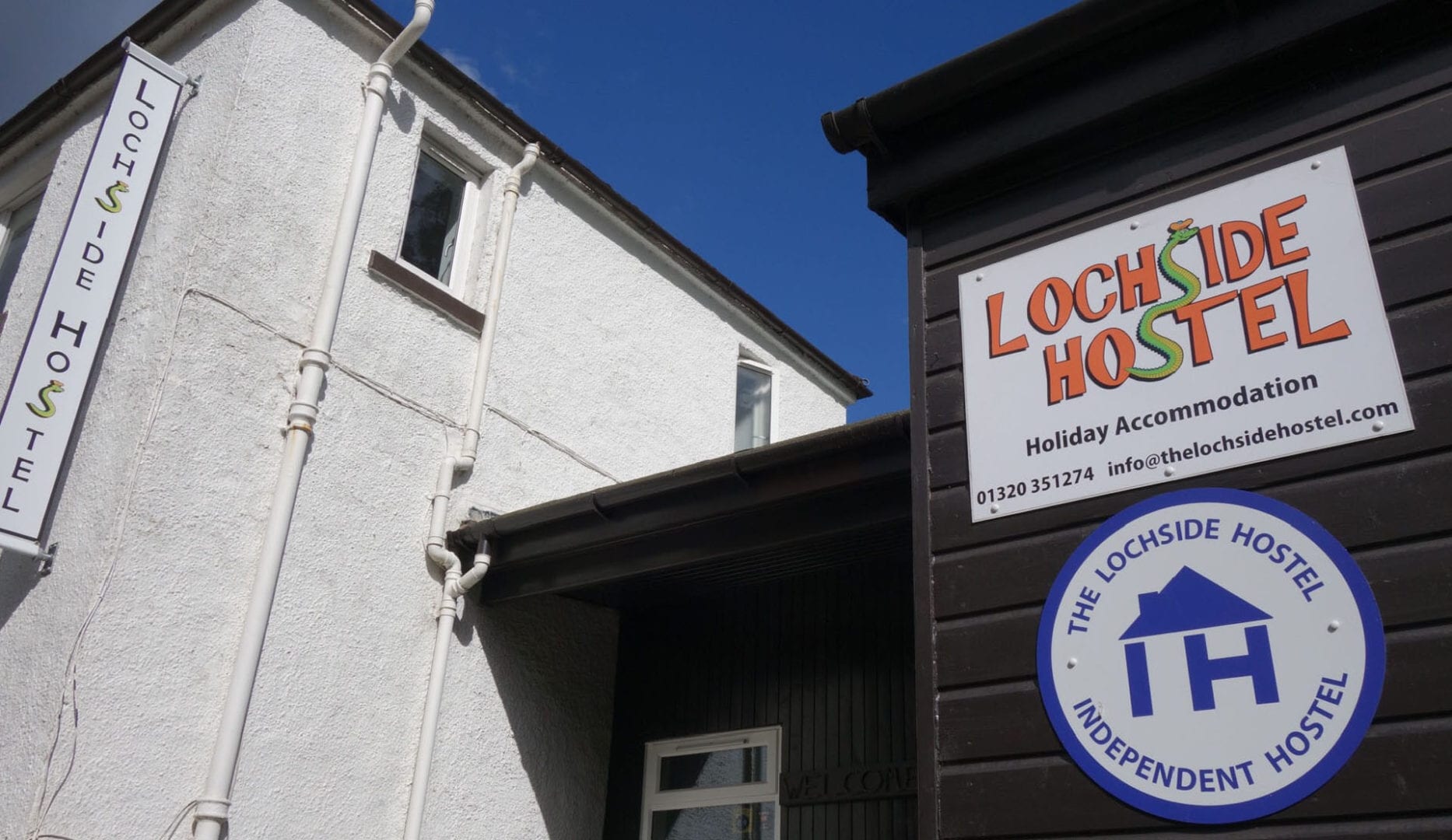 photo of lochside hostel from road
