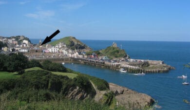 the location od ocean backpackers on the harbour front at Ilfracombe on the England Coast Patt