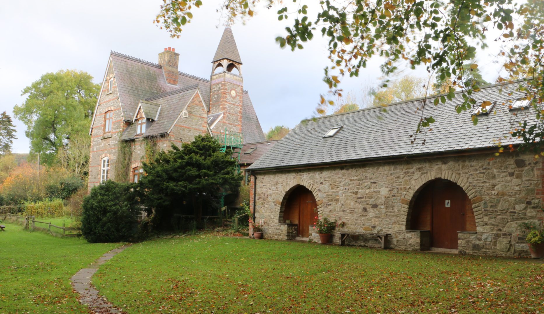 Bridges YHA surrounded by grass, trees and bushes