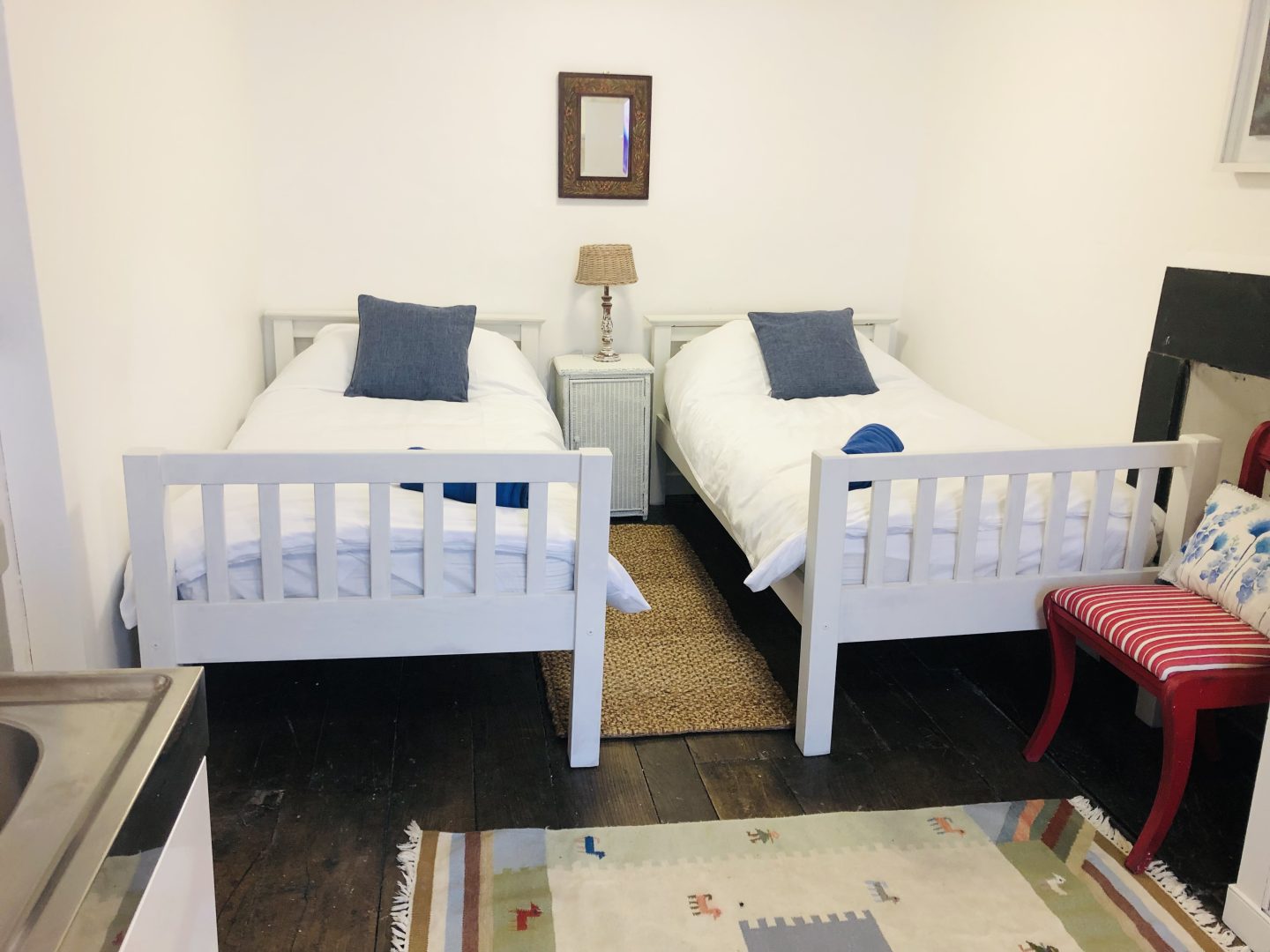 Room with 2 single beds