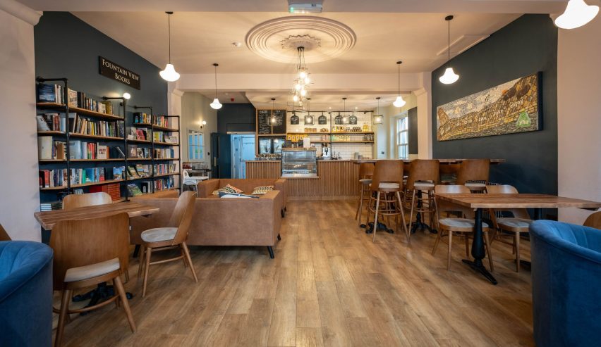 Cafe' Lovely bright spacious room with tables and chairs