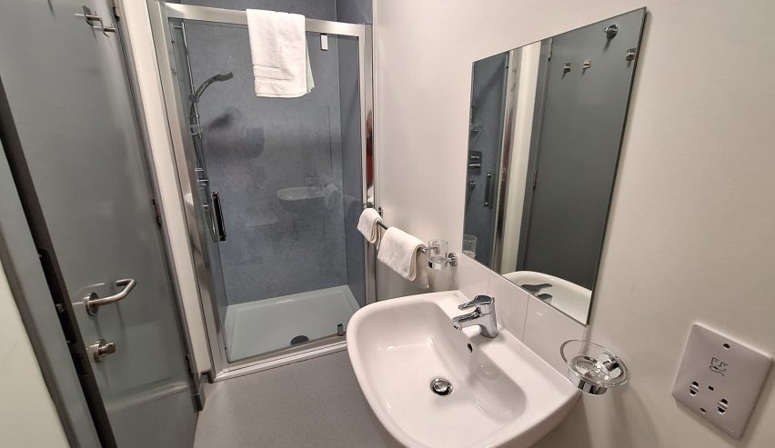 shower at Grinneabhat hostel