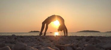 yogo pose on ilfracombe beach during Wellness retreats at ocean backpackers