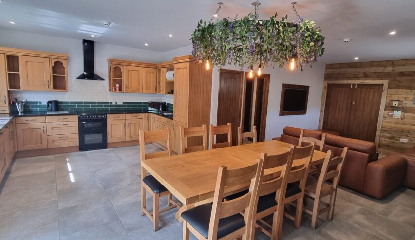 dining table and kitchen at Roaches Bunkhouse