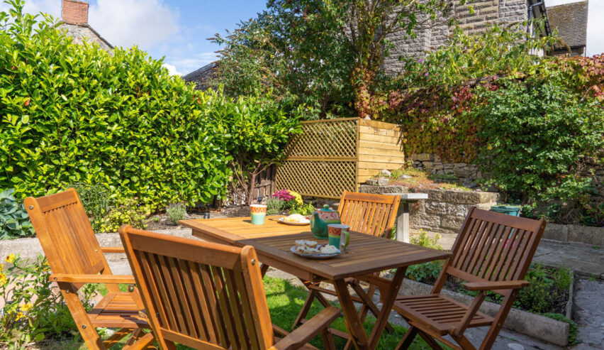 Table and chairs in the garden at cosy Cottage in Youlgreave