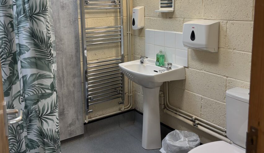 mounthooly bunkhouse showerroom