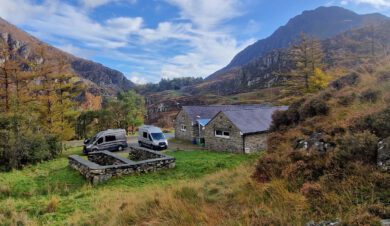 ya hafod hostel with mountain scenery in the background and mini buses in the car park