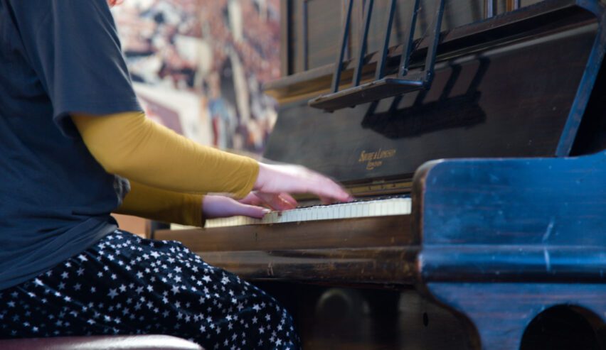 hands playing the piono at conwy valley backpackers barn