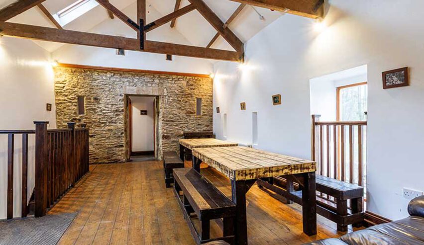 large dining table ay Carrs Farm Bunkhouse