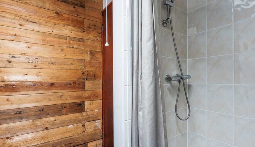 shower at Carrs Farm Bunkhouse
