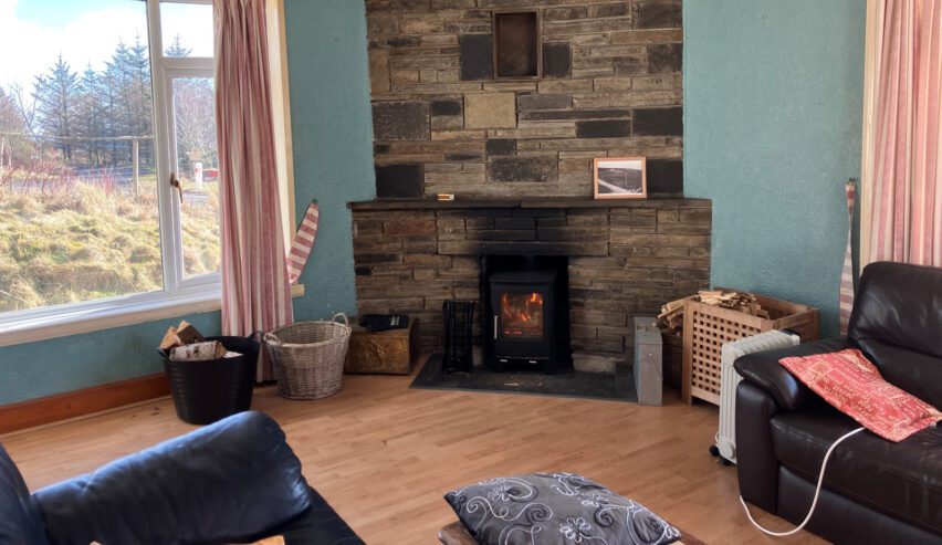 loumge wioth log burner at Halfway House Berriedale Hostel