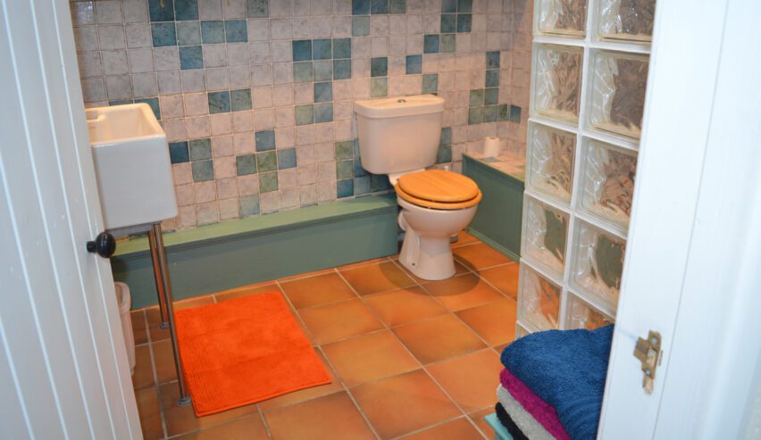 cottage bathroom at refuge bunkhouse Gernos Fawr