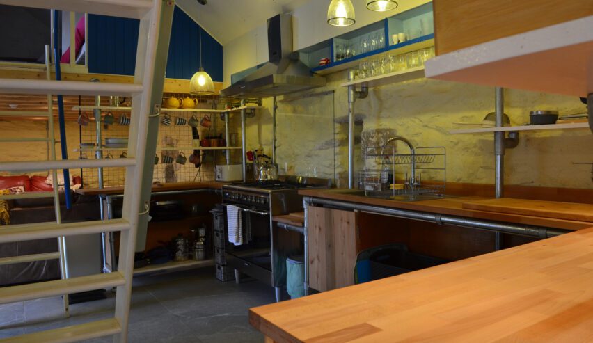 kitchen in refuge bunkhouse Gernos Fawr