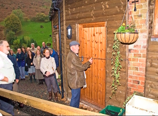 Pete Postlethwaite opens YHA All Stretton bunkhouse