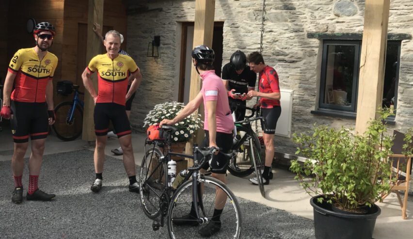 cyclists at Llwyn Lodgings on Glyndwrs Way