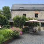 Llwyn Lodgings on Glyndwrs Way with picnic table and seats in the sunshine
