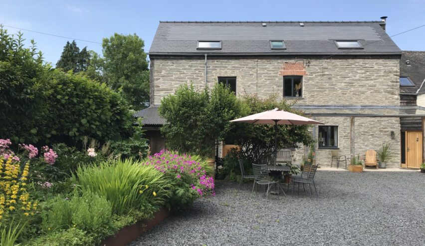 Llwyn Lodgings on Glyndwrs Way with picnic table and seats in the sunshine