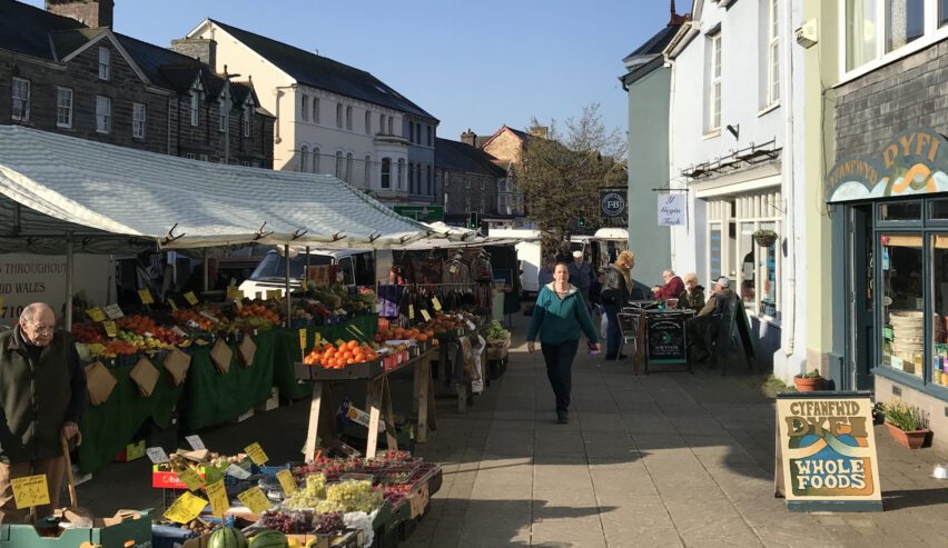 local market to Llwyn Lodgings on Glyndwrs Way at machllyneth