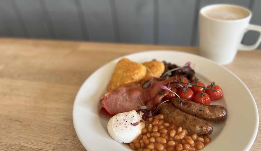cooked breakfast at stonehenge farmhouse hostel