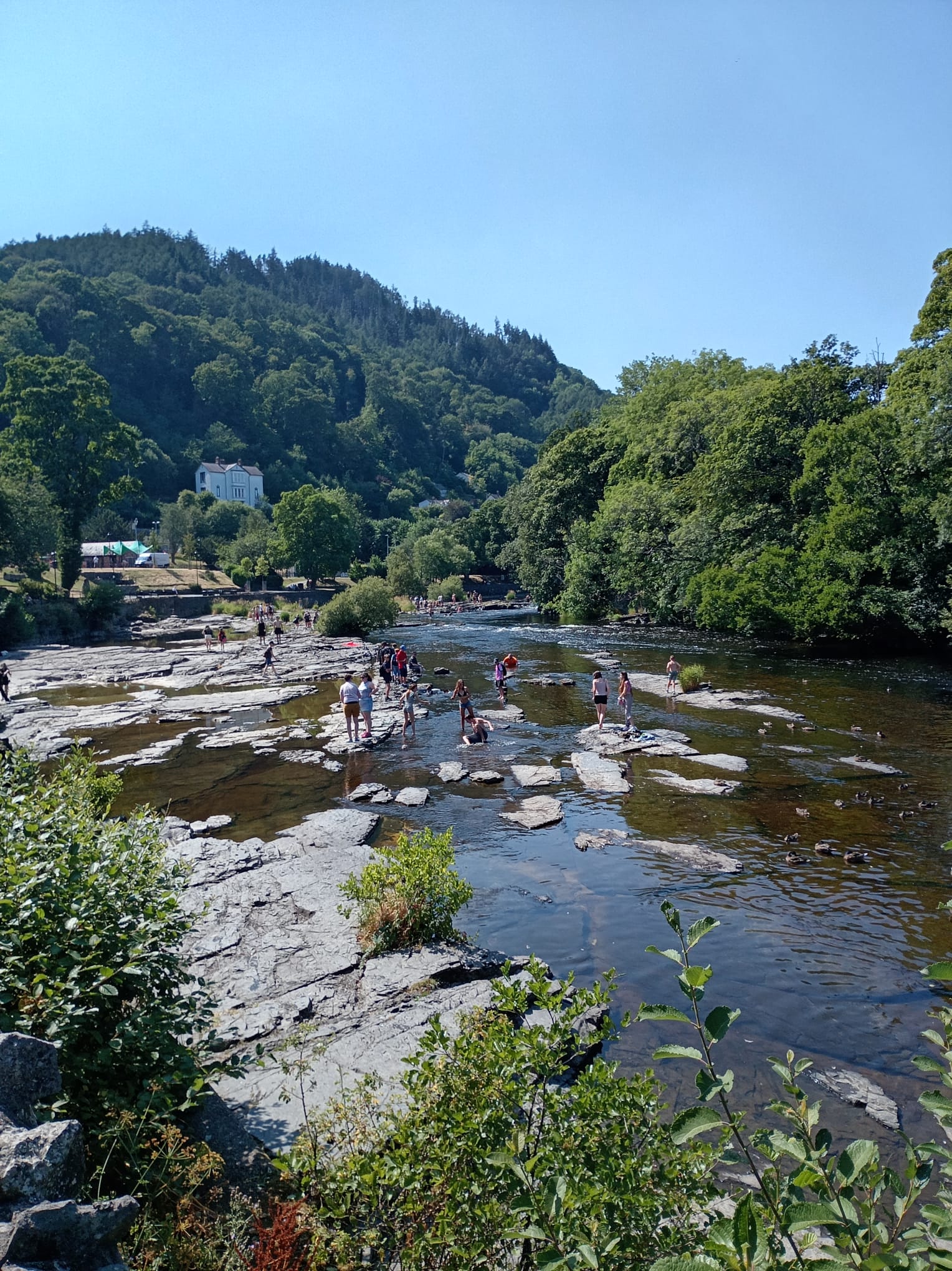 the river flowing through the excisting holiday towen of llangollen