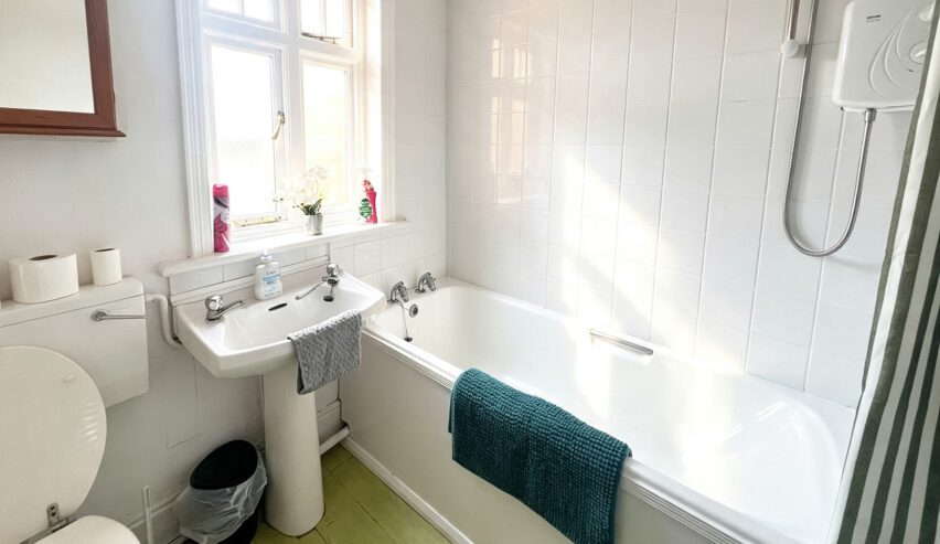 bathroom at the pie shop self catering accommodation in Melton Mowbray