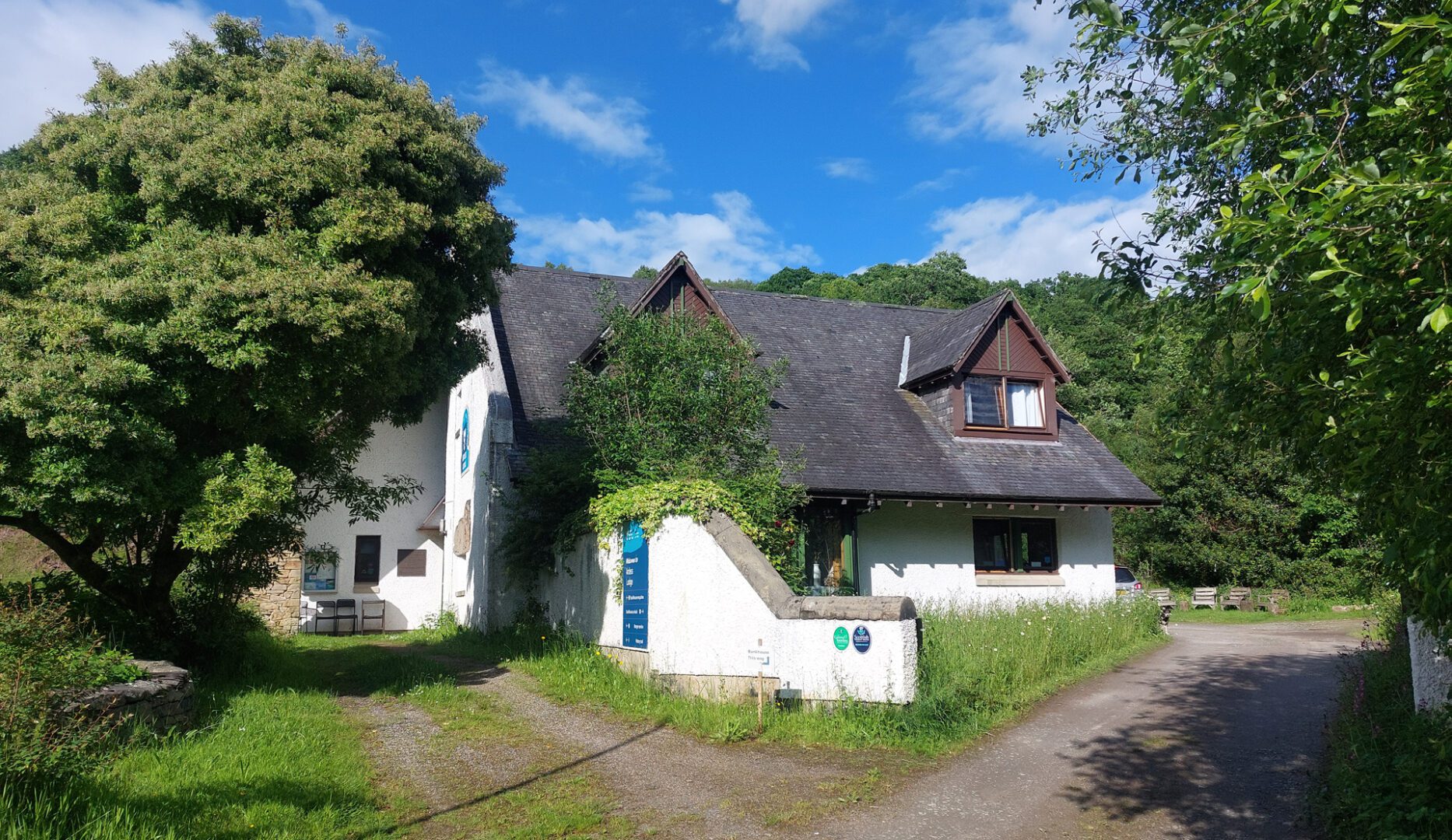 Ben Lomond bunkhouse exteriror veiw in the sunshine